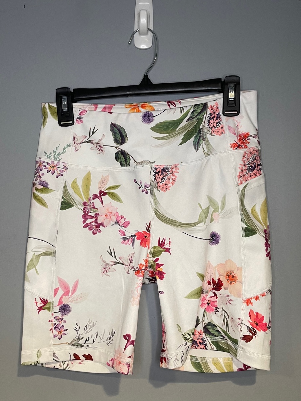 Women’s High Waisted White Flowered Print Workout Shorts Size Medium